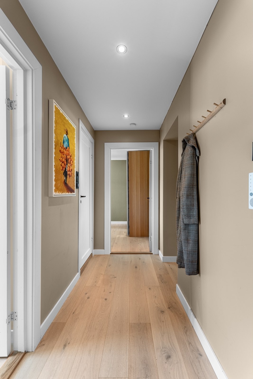 Lys og fin entré. I entréen er det gode muligheter til å lage garderobe/hylleløsninger. Dørcalling. Galleribilde