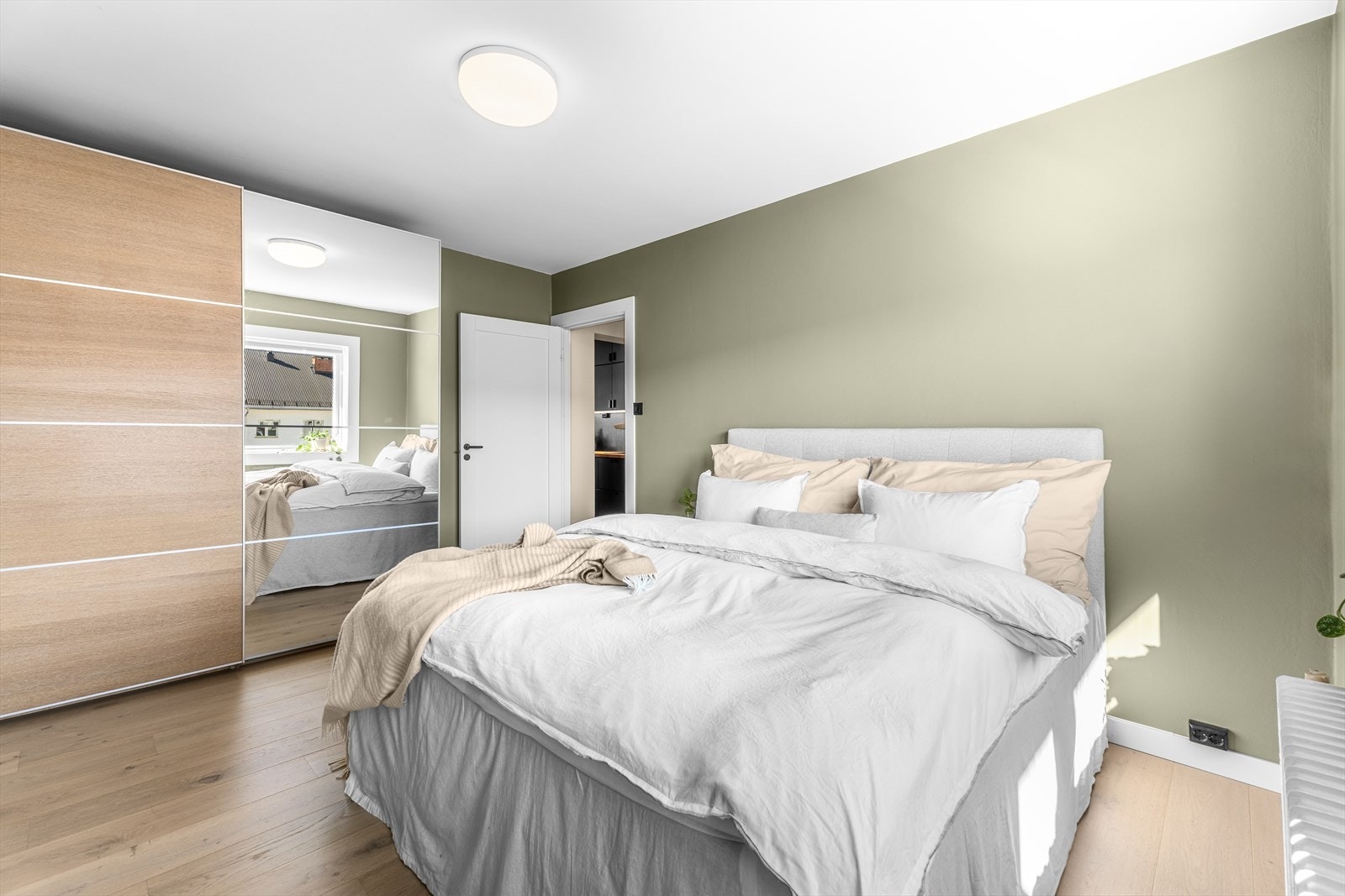 Tilhørende hovedsoverommet er det et stort garderobeskap som medfølger salget. Galleribilde