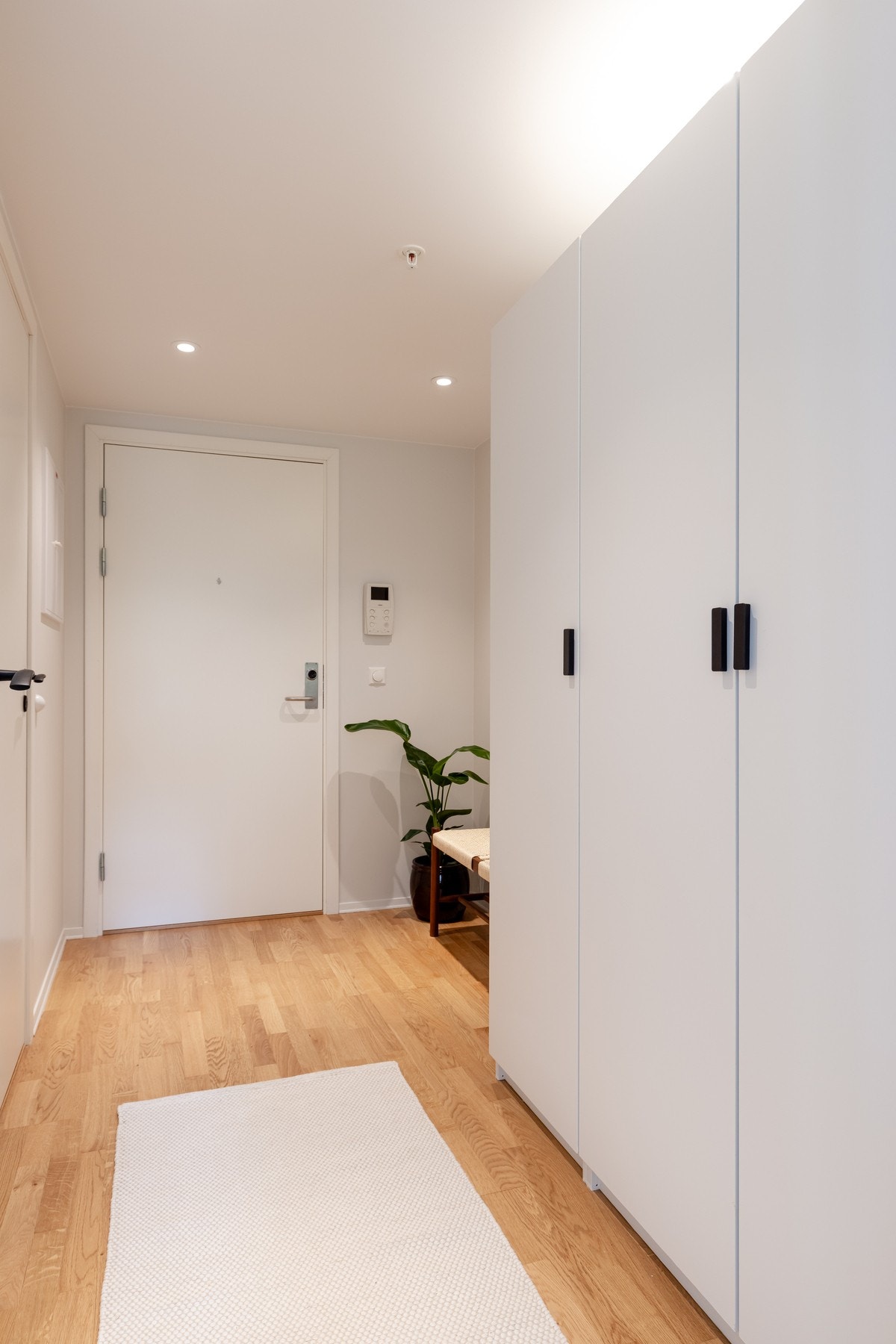 I entreen er det et stort garderobeskap som gir godt med oppbevaringsmuligheter og som selvsagt blir stående. Av ekstern lagring medfølger to boder på totalt 8 kvm. Galleribilde