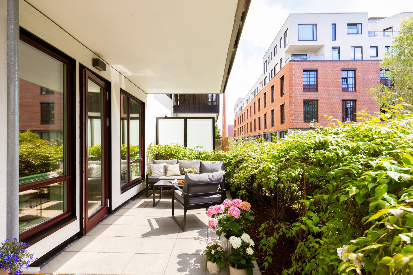 I sommerhalvåret er det sol på uteplassen fra morgen til ca. kl.16, deretter sen kveldssol ifølge nåværende eier. Galleribilde