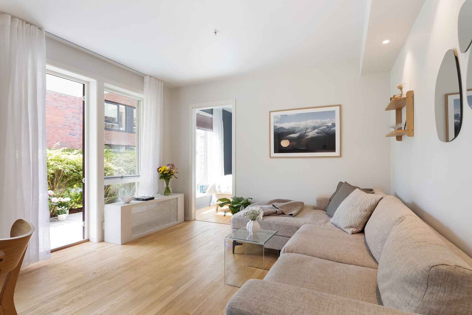 Stuen har naturlig sone for plassering av både sofa med tilhørende møblement og spisebord. Galleribilde