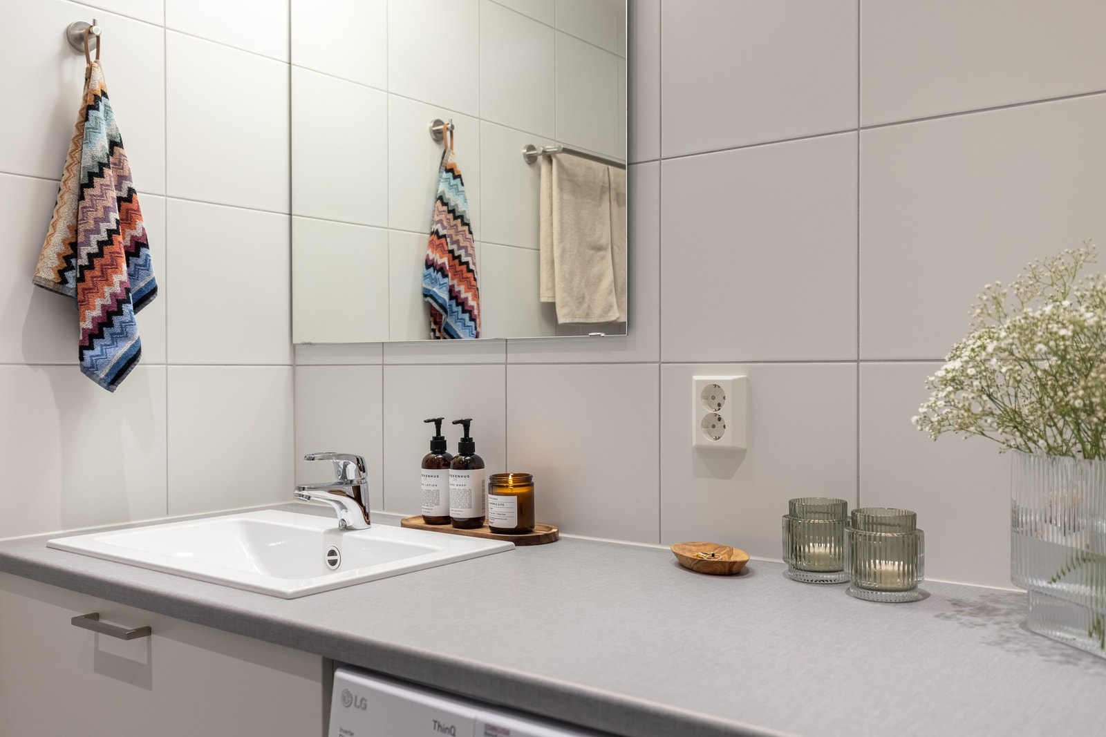 Det er naturligvis opplegg for vaskemaskin på badet. Galleribilde