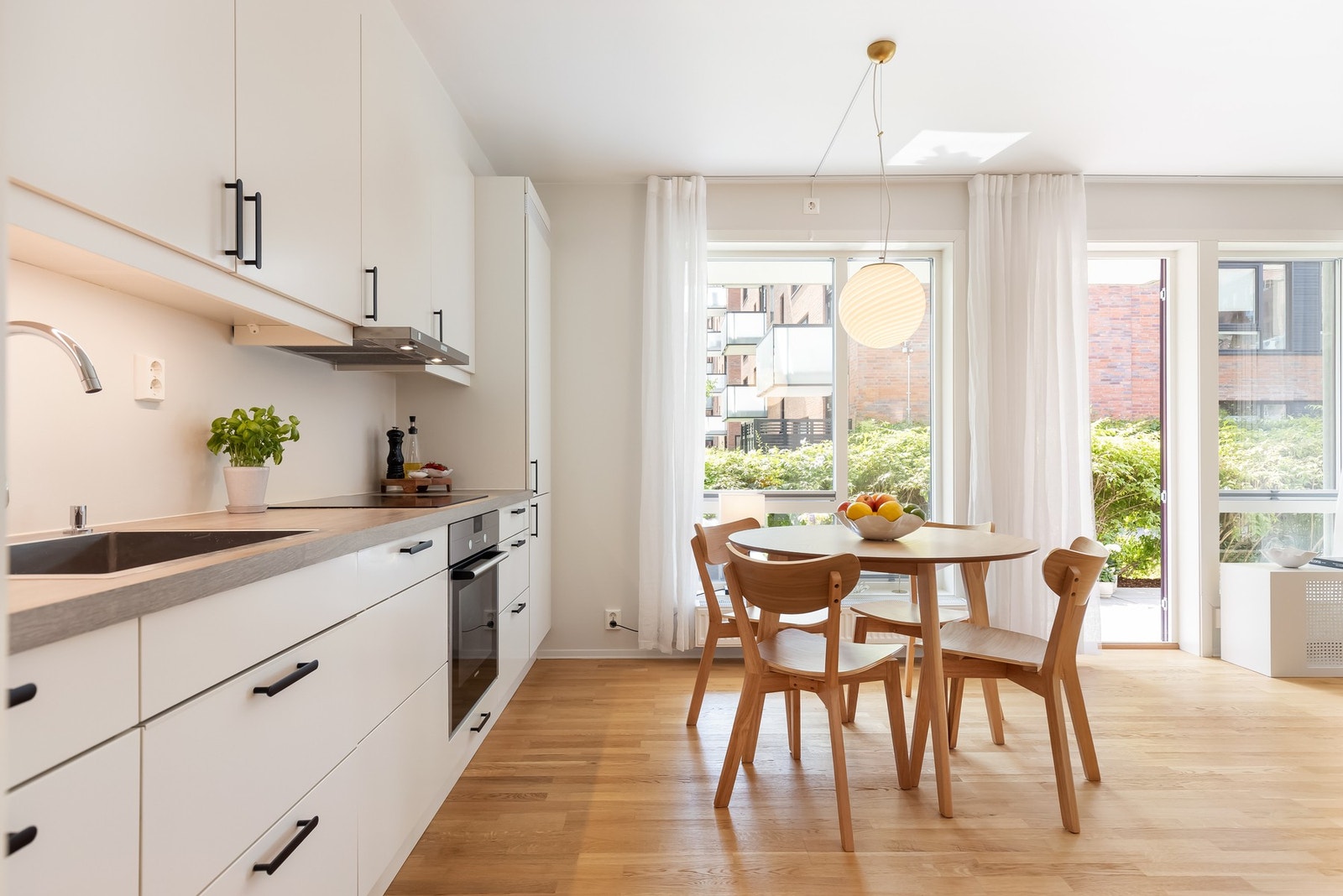 Boligens kjøkken er godt utnyttet og byr på fint med plass for å lage måltidene. Galleribilde