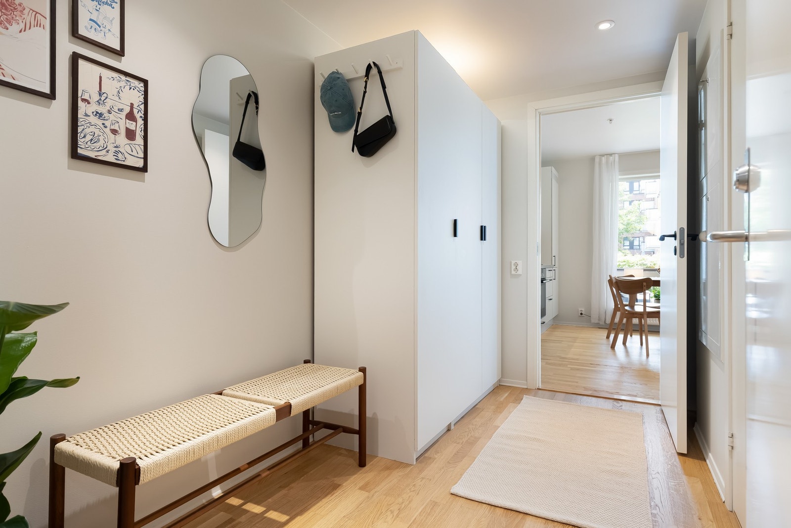 Innenfor inngangsdøren møtes du av en pen entré som gir et godt førsteinntrykk. Galleribilde