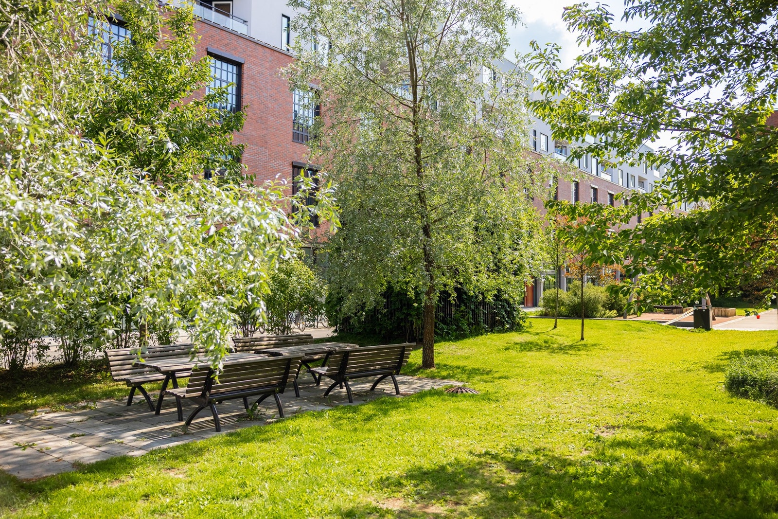 Rett utenfor blokken har man flere herlige grøntområder med sittegrupper. Galleribilde