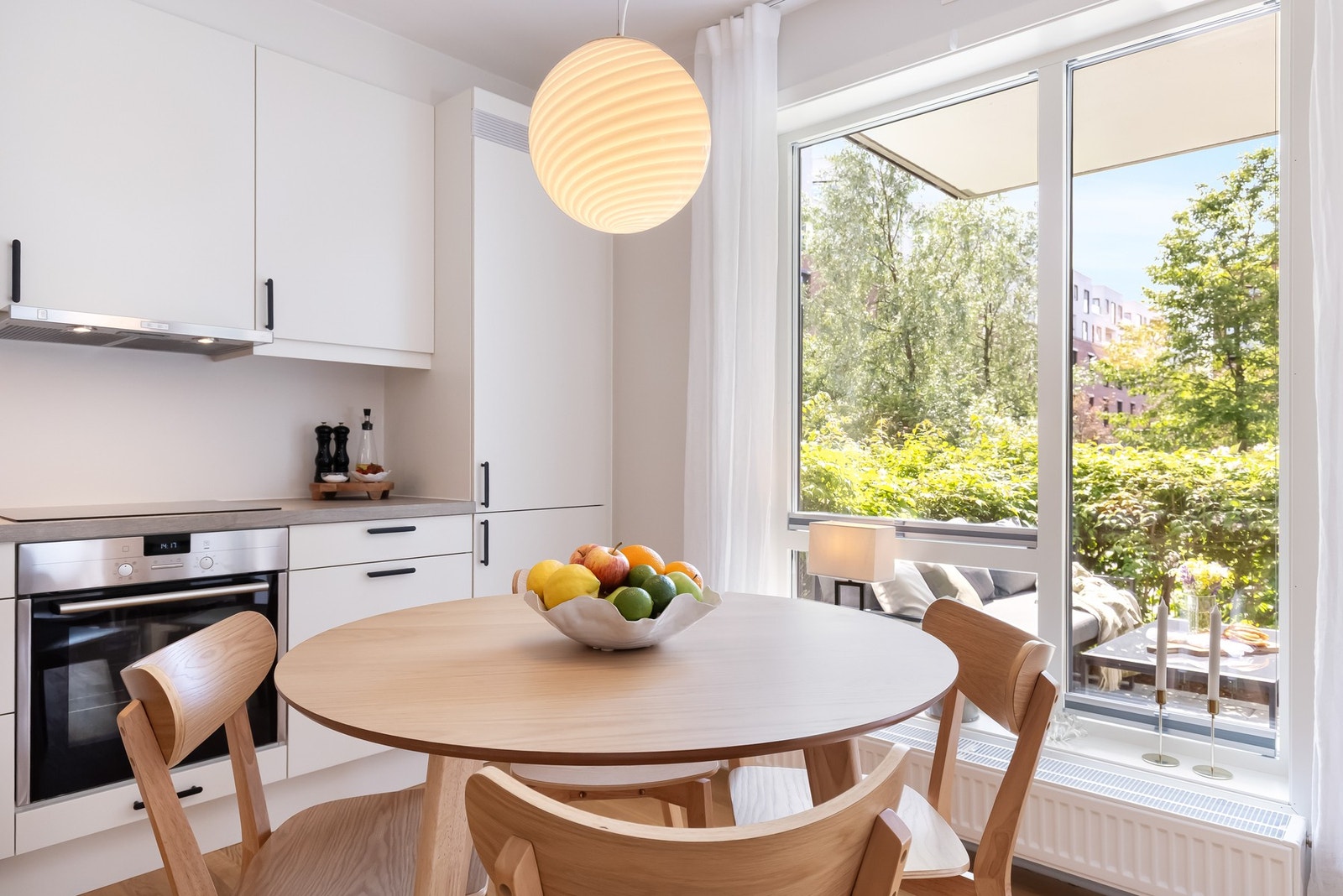 Av integrerte hvitevarer er det ovn, kjøl/fryseskap og oppvaskmaskin - disse medfølger ved salg. Galleribilde