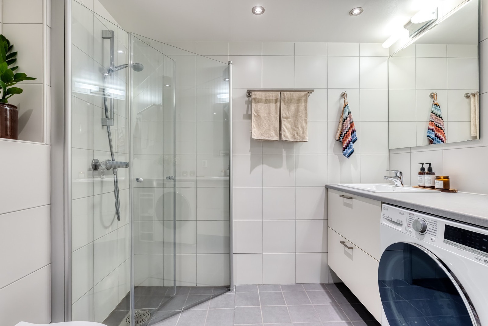 Boligens baderom er lyst og flislagt med varme i gulv og downlights i himling. Galleribilde