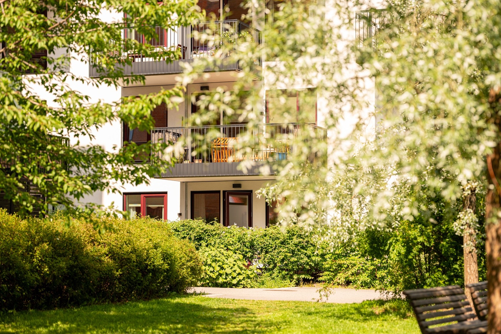 Den frodige hekken skaper et naturlig skille mellom eiendommen og resten av Krydderhagen, og skjermer godt for både innsyn og lyd, slik at man kan oppholde seg i ro. Galleribilde
