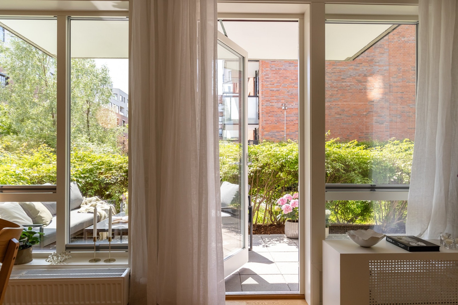 Trekker vi inn kommer man inn til den åpne stue- og kjøkkenløsningen. Galleribilde