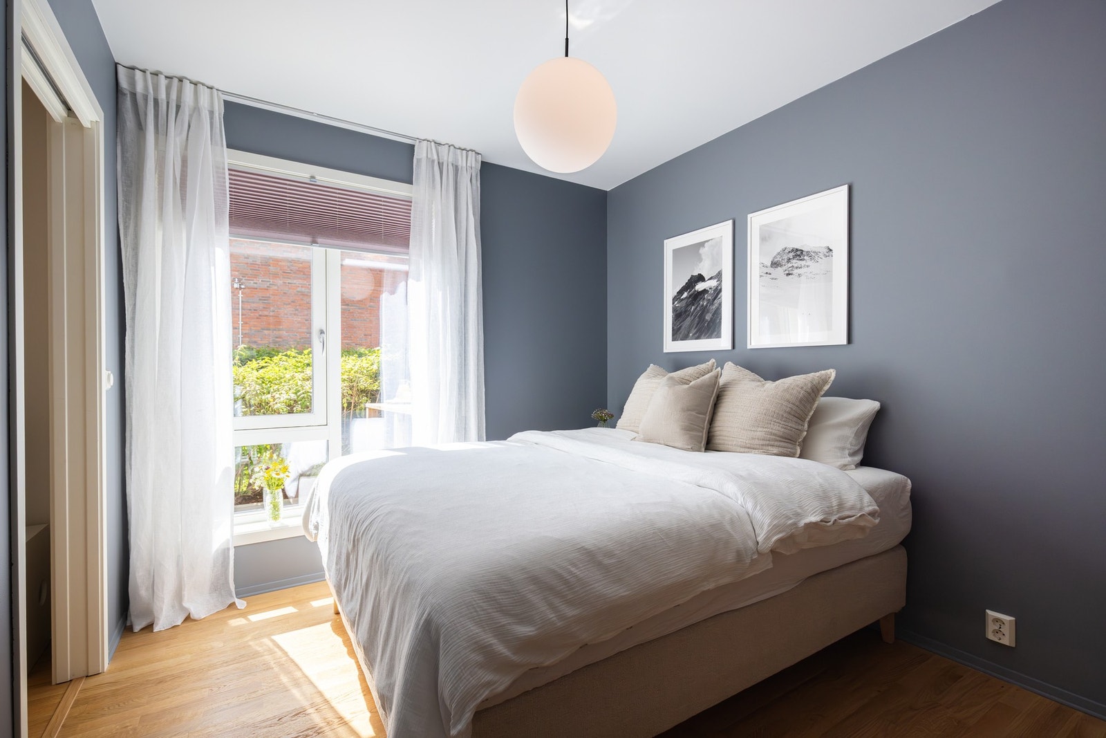 Boligens soverom er av god størrelse og byr på plass til dobbeltseng med tilhørende nattbord, samt en stor garderobeløsning. Galleribilde