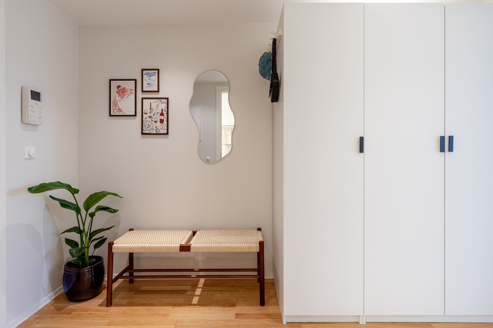 Her er det fin plass for blant annet knaggrekker, skostativ og speil. Galleribilde