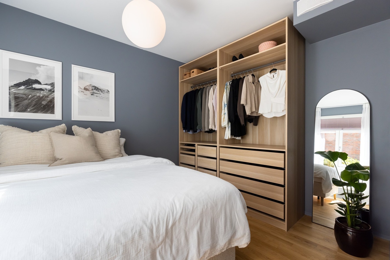 Rommet er malt i en behagelig og moderne farge. Galleribilde