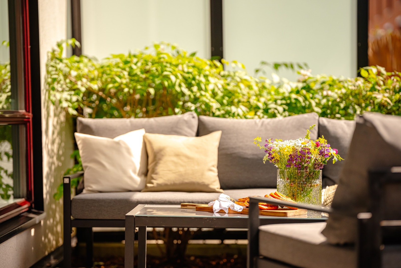 Uteplassen er en naturlig forlengelse av stuen. Galleribilde