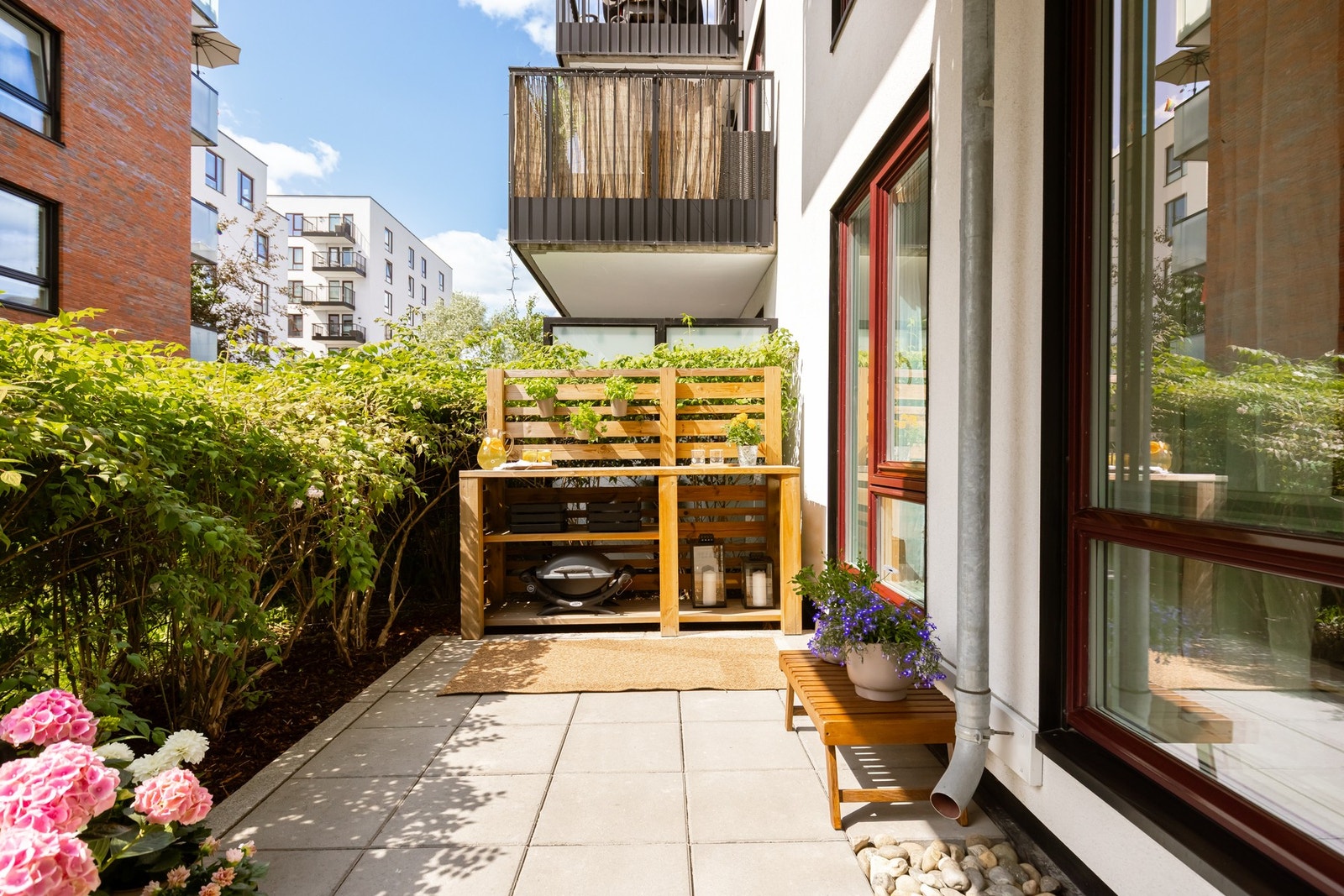 På uteplassen er det god plass til utemøblement, grill og beplantning. Utekjøkkenet medfølger. Galleribilde