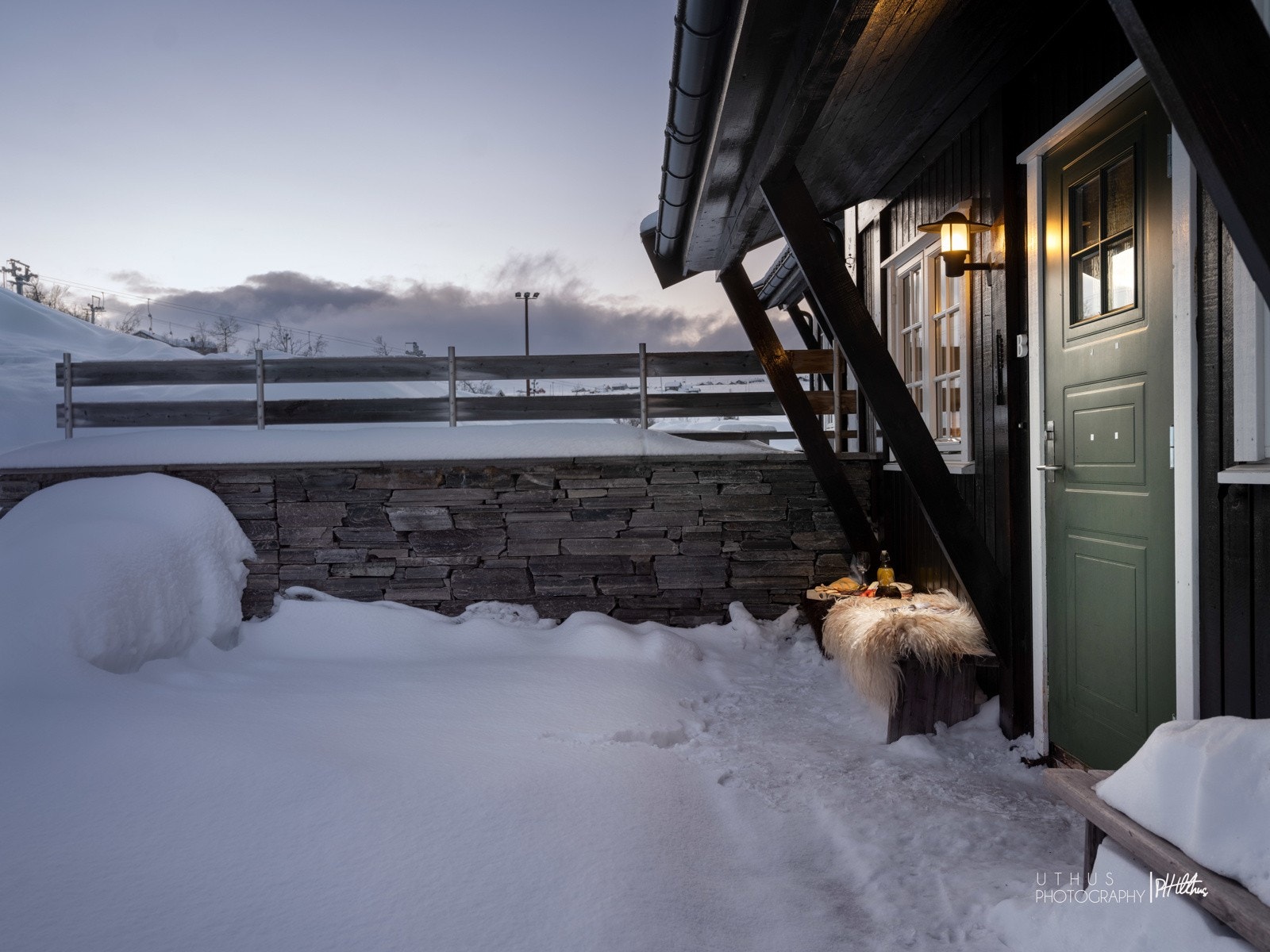 Hyggelig, skjermet uteplass utenfor inngangen på hovedplan Galleribilde