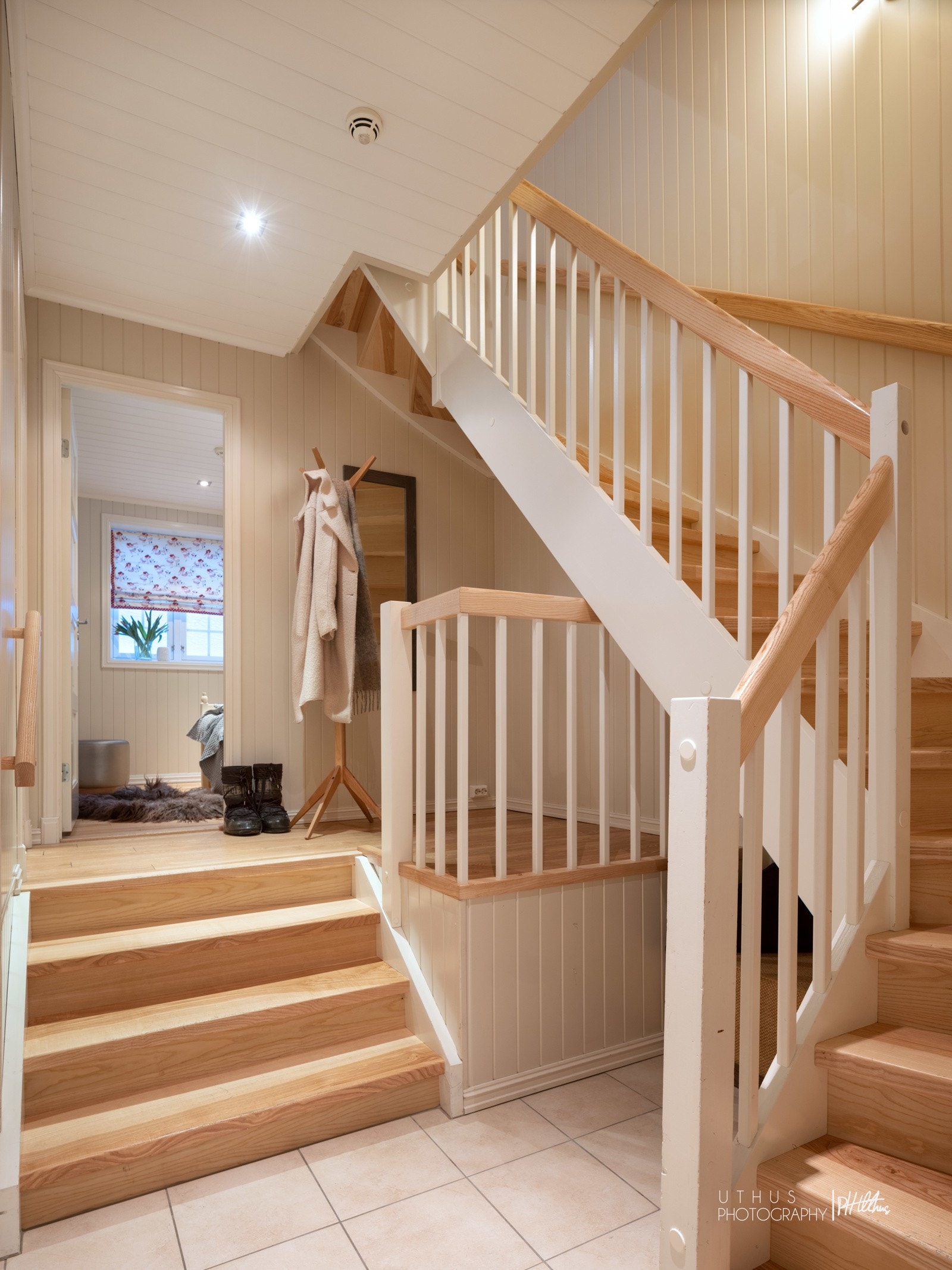 Romslig gang/ entré i underetasje Galleribilde