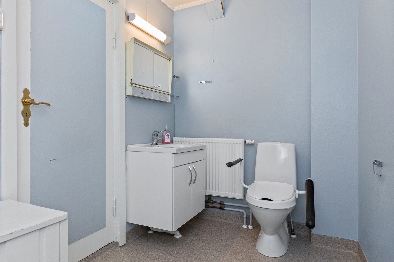 Baderommet i 2. etasje er er av eldre dato, og må oppgraderes i sin helhet for å imøtekomme dagens krav til standard. Det er belegg på gulvet og malte flater på veggene. Rommet er innredet med gulvmontert wc, skapinnredning med servant og eldre speilskap Galleribilde