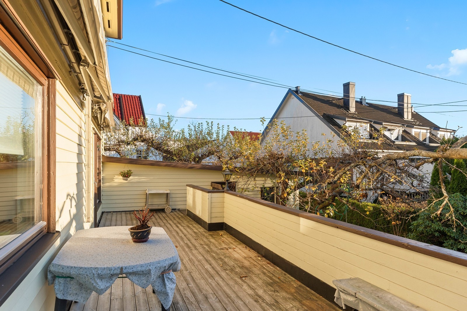 Veranda med med plass til utemøblement, og trapper ned til hagen Galleribilde