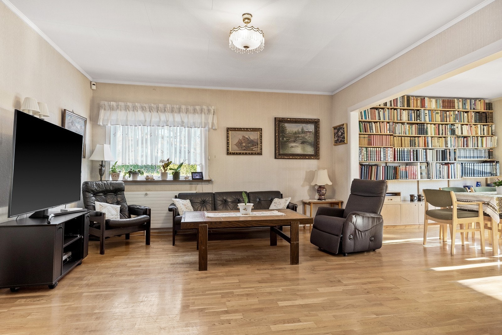 Stor og romslig stue i 1. etasje med flere møbleringssoner Galleribilde