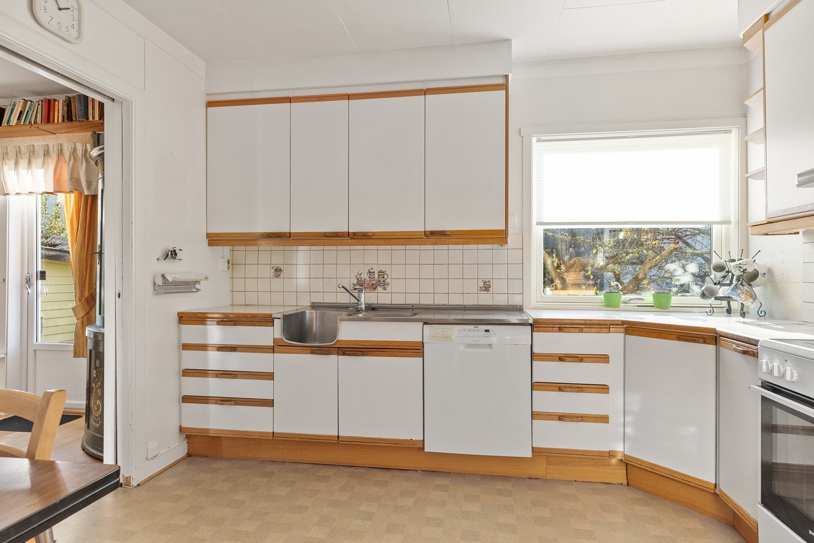 På kjøkkenet er det en eldre innredning med slette fronter og laminerte benkeplater. Galleribilde