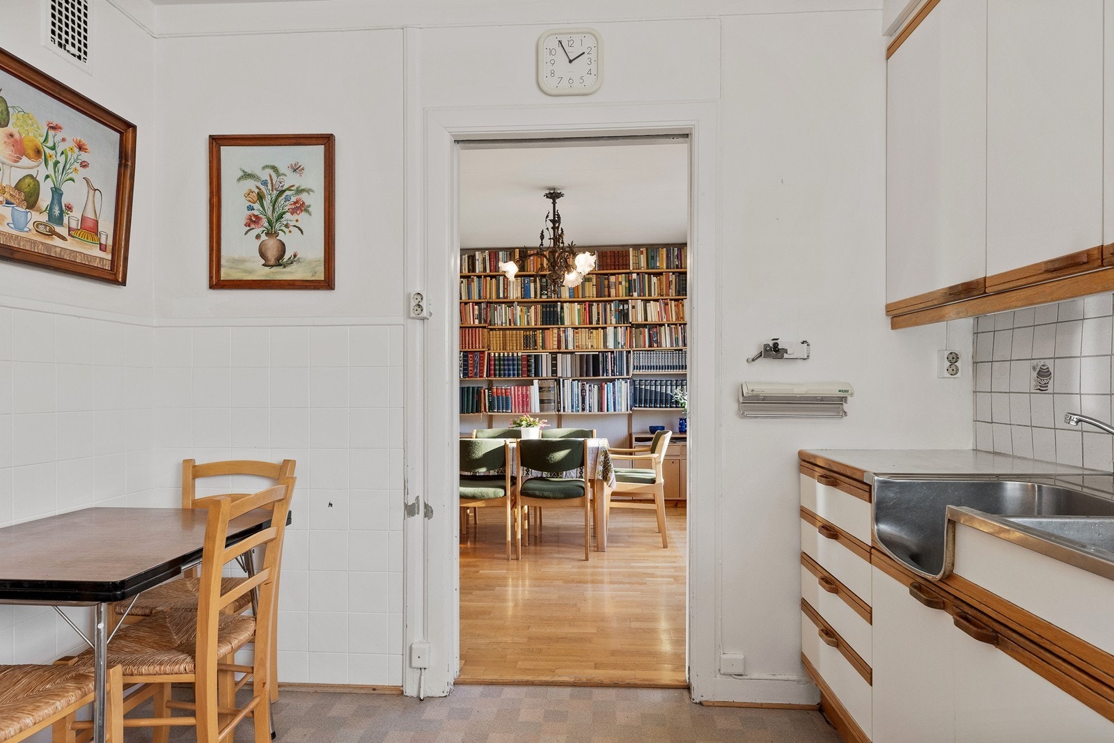 Det er plass til en mindre spisegruppe på kjøkkenet Galleribilde