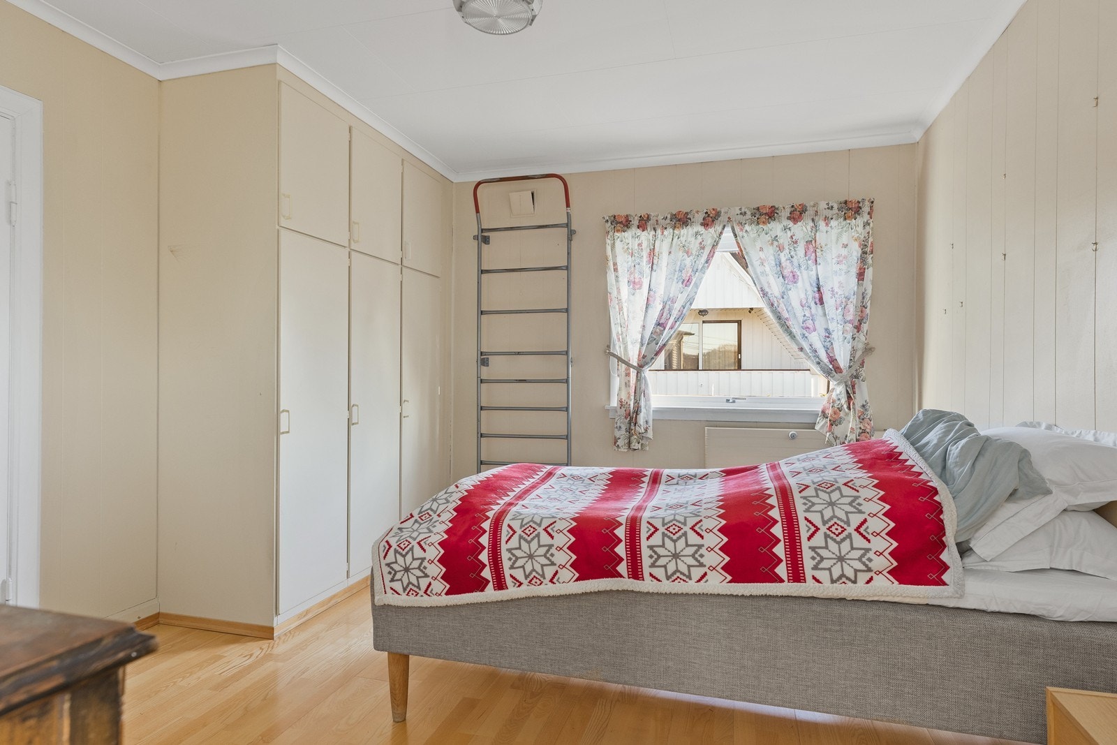 Soverom 2 i 2. etasje med integrerte garderobeskap Galleribilde