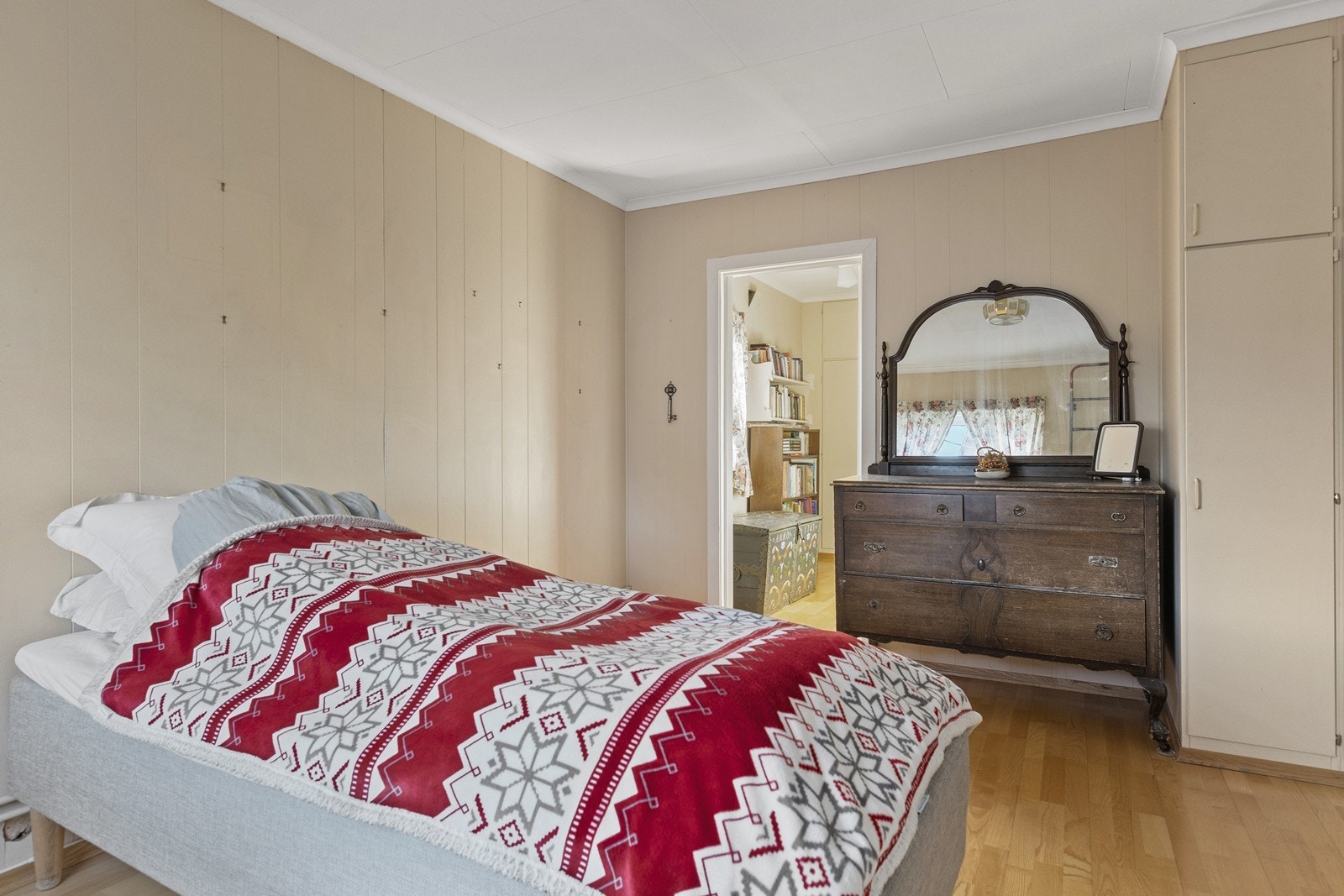 Soverom 2 er også av god størrelse - med videre atkomst til det 3. soverommet Galleribilde