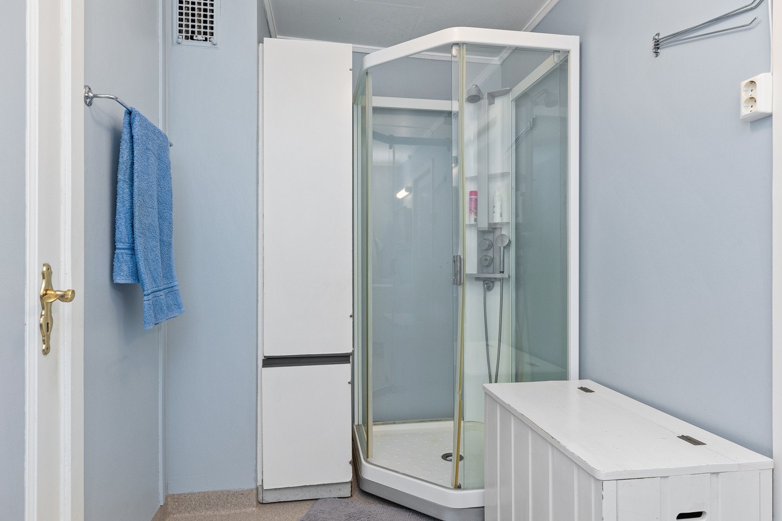 I tillegg er det dusjkabinett og høyskap for lagring Galleribilde