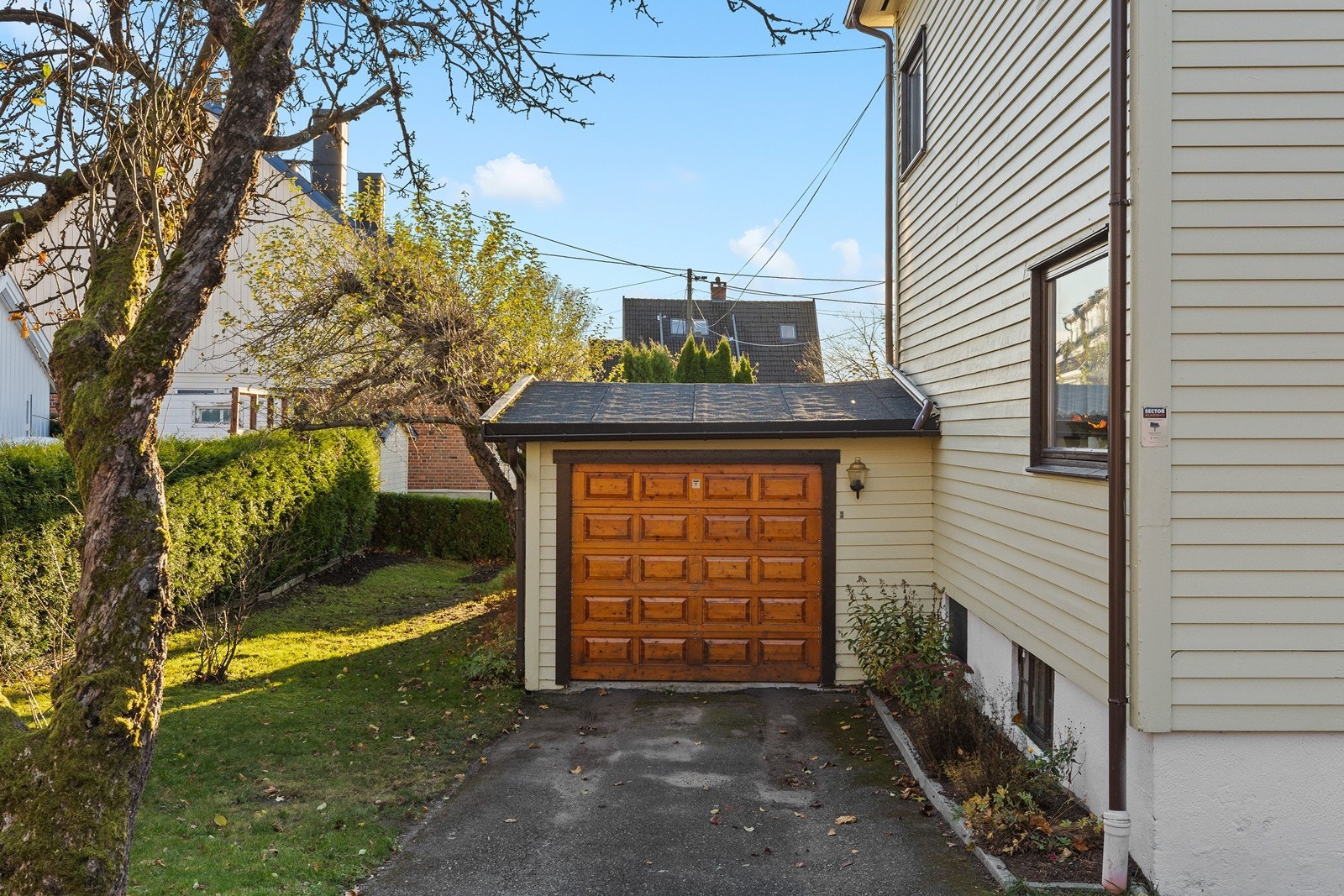 Det er oppført en garasje med oppstillingsplass for en bil, med bod i bakkant Galleribilde