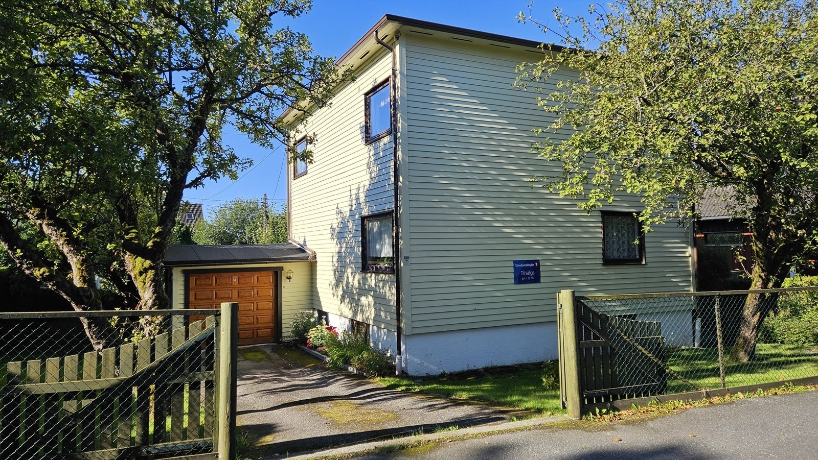 En sentrumsvilla med en usjenert bakhage. Galleribilde