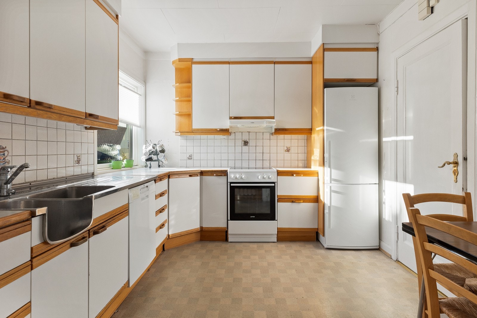 Separat kjøkken i 1. etasje av god størrelse, med atkomst både i fra gangen og fra spisestua Galleribilde