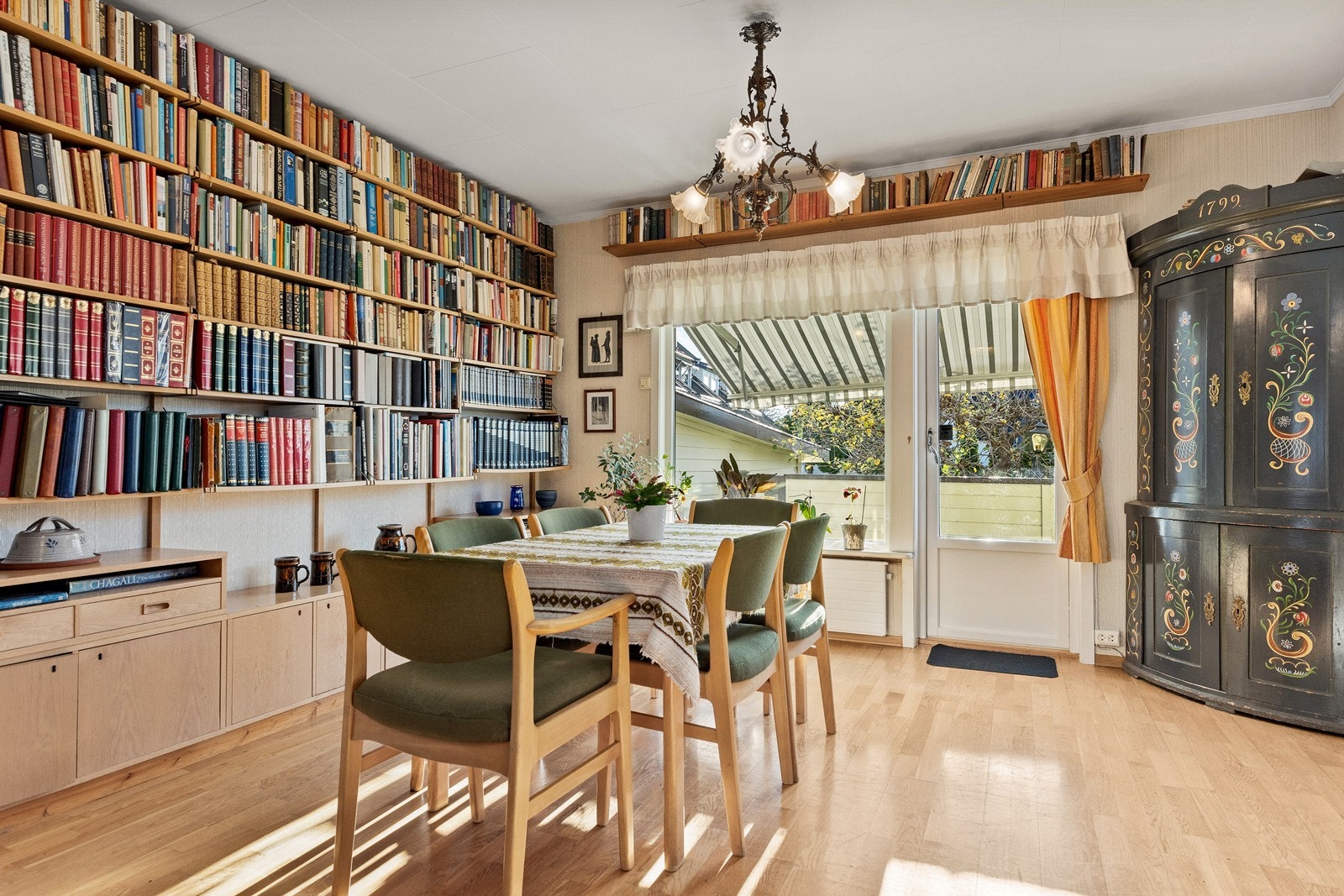 Utgang til verandaen i fra spisestua Galleribilde