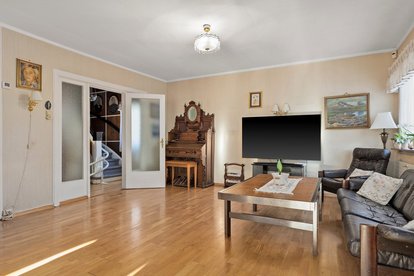 Det er blant annet plass til en sofagruppe med tilhørende møbler og TV Galleribilde