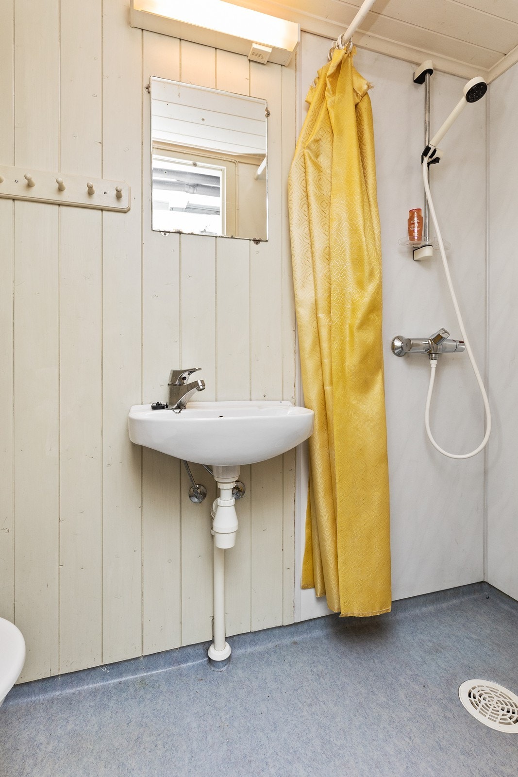 Baderom i kjeller, med behov for oppgradering i sin helhet for å imøtekomme dagens krav til standard Galleribilde