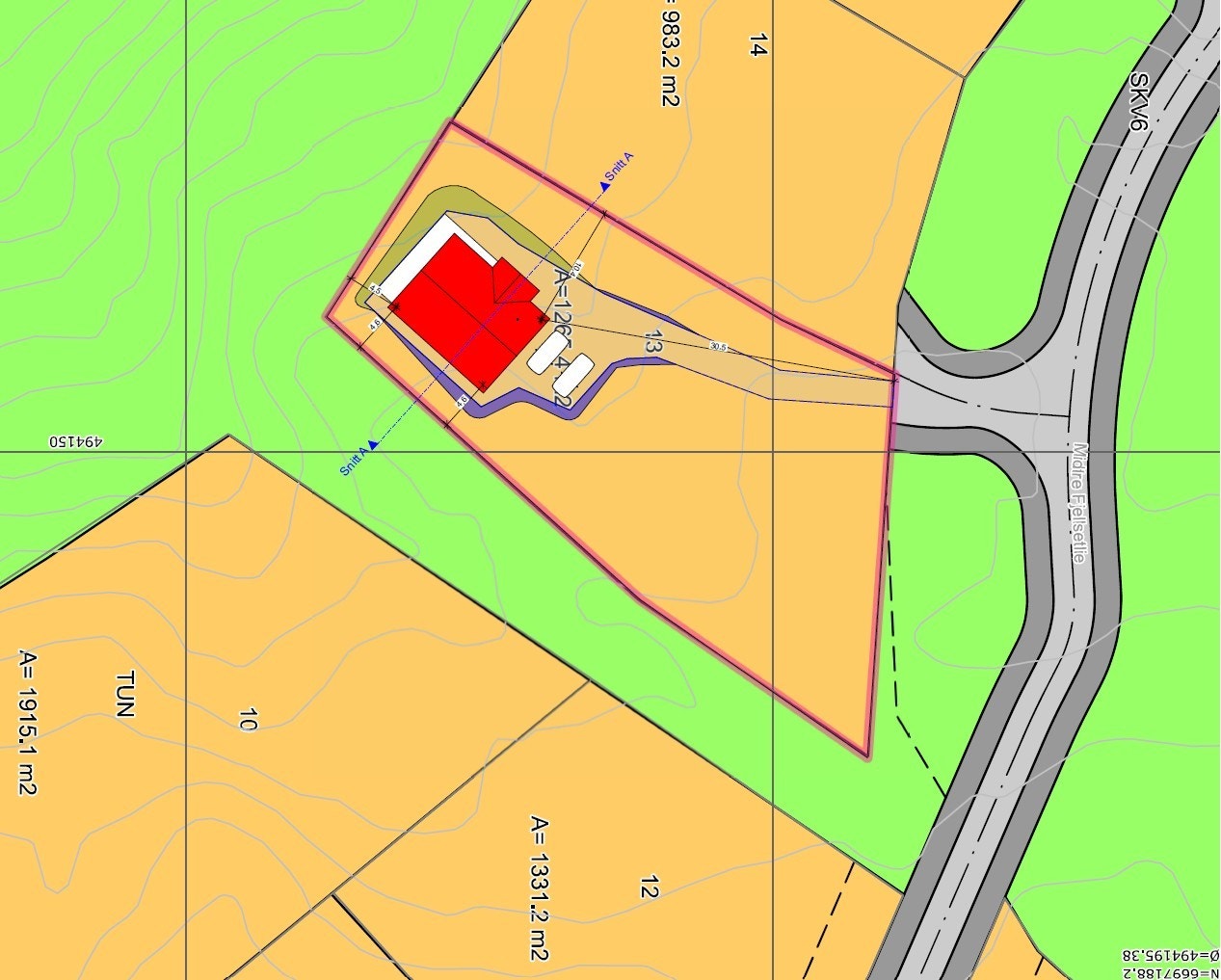 Tomten er stor med masse friareal rundt tomtegrensen Galleribilde