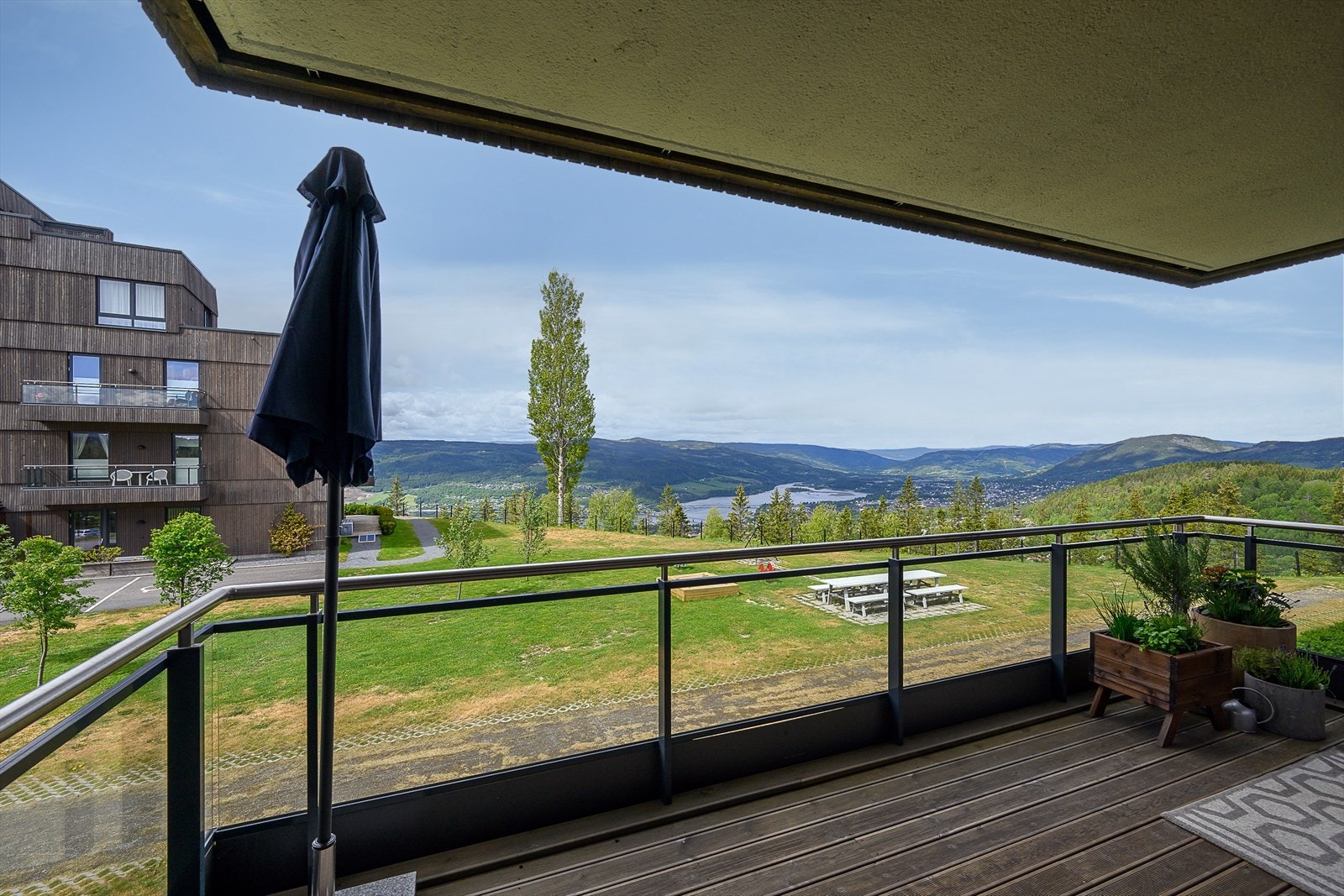 Fantastisk utsikt med tilhørende solforhold på terrassen. Galleribilde