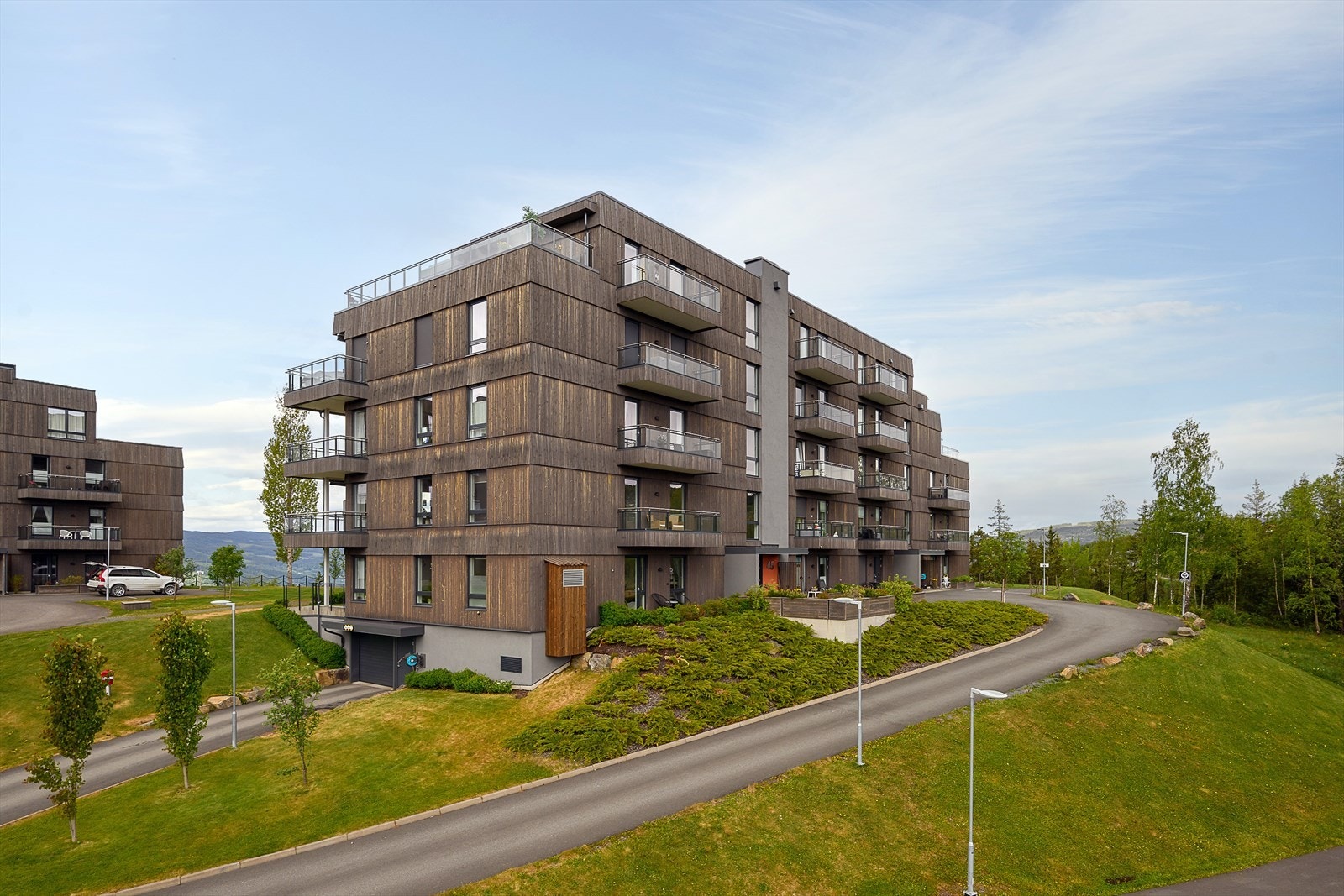 Moderne boligblokk fra 2018 med fem etasjer og kjeller. Galleribilde