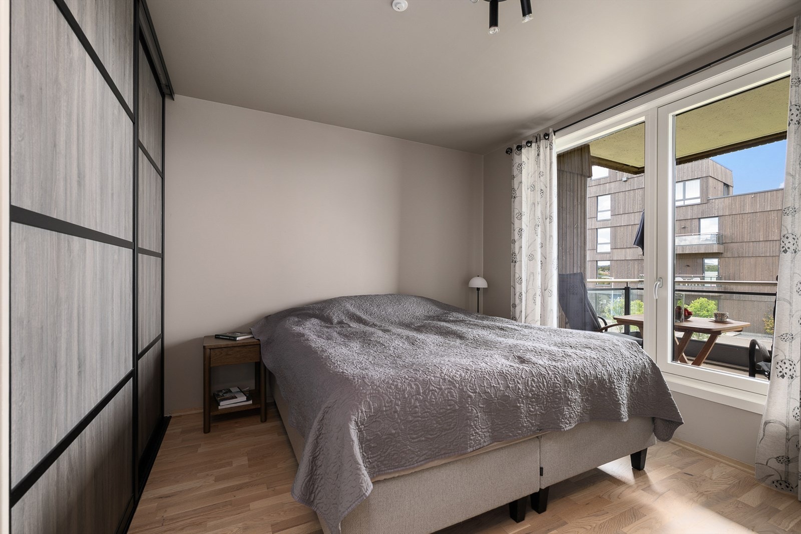 Soverom med god plass til dobbeltseng. Galleribilde