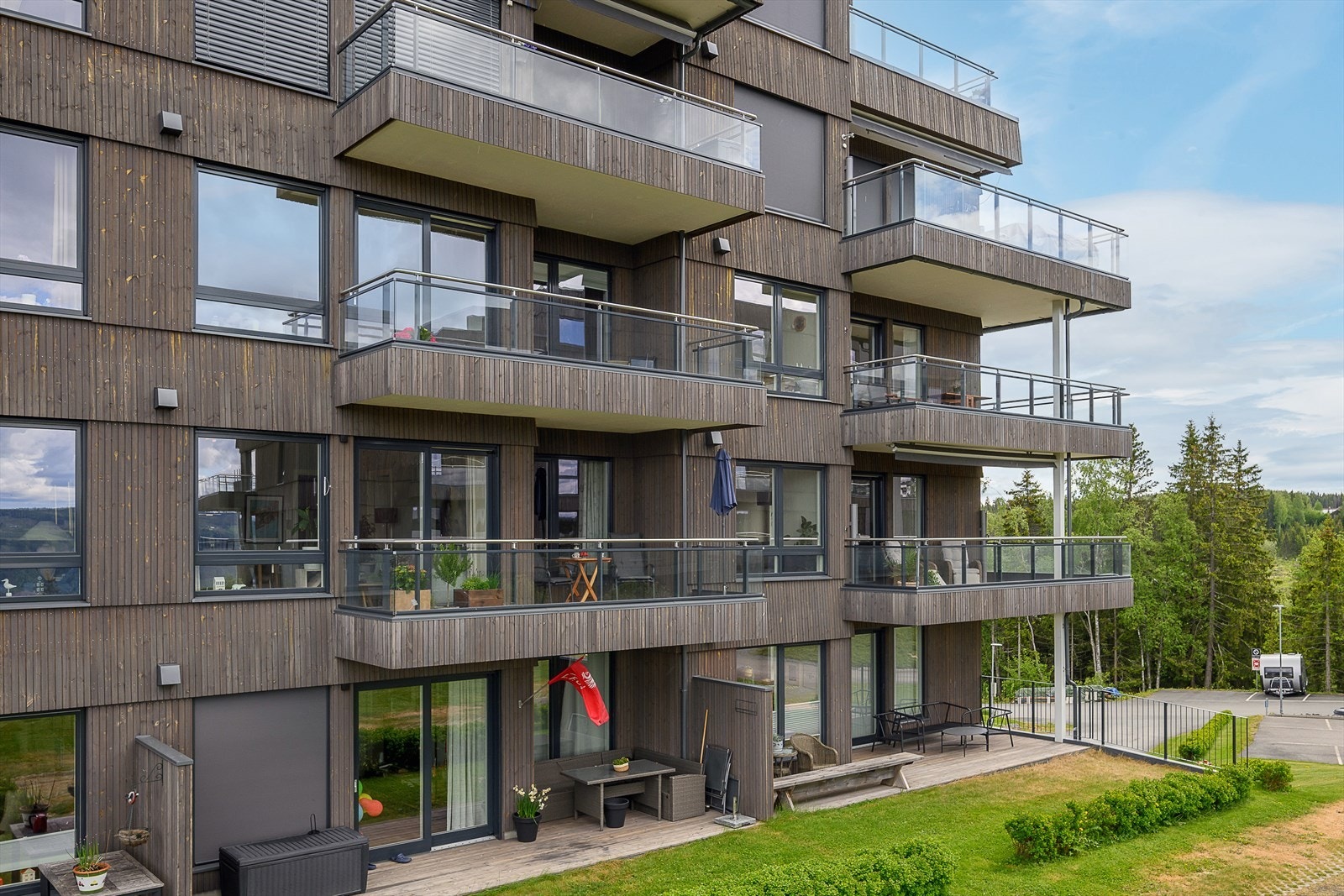 Solhøgda ligger i Røyslimoen, med lett tilgang på dagligvarebutikker, skole og fritidsaktiviteter. Galleribilde
