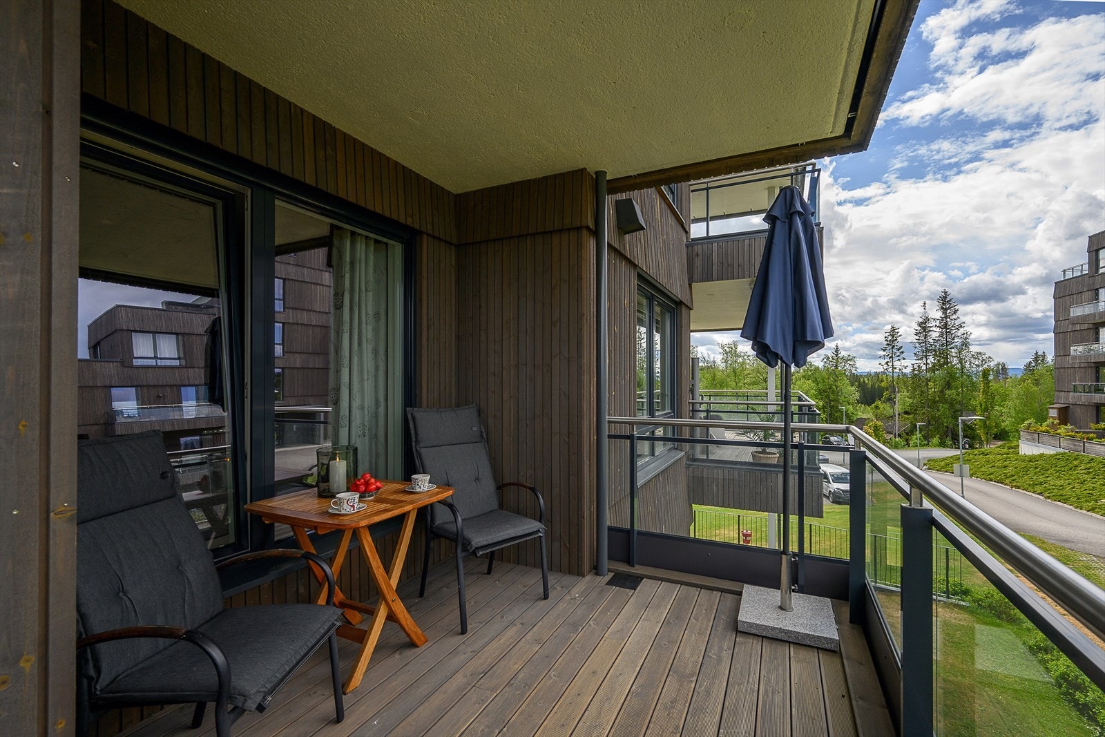 Terrassen er takoverbygd med god plass til utemøbler. Galleribilde