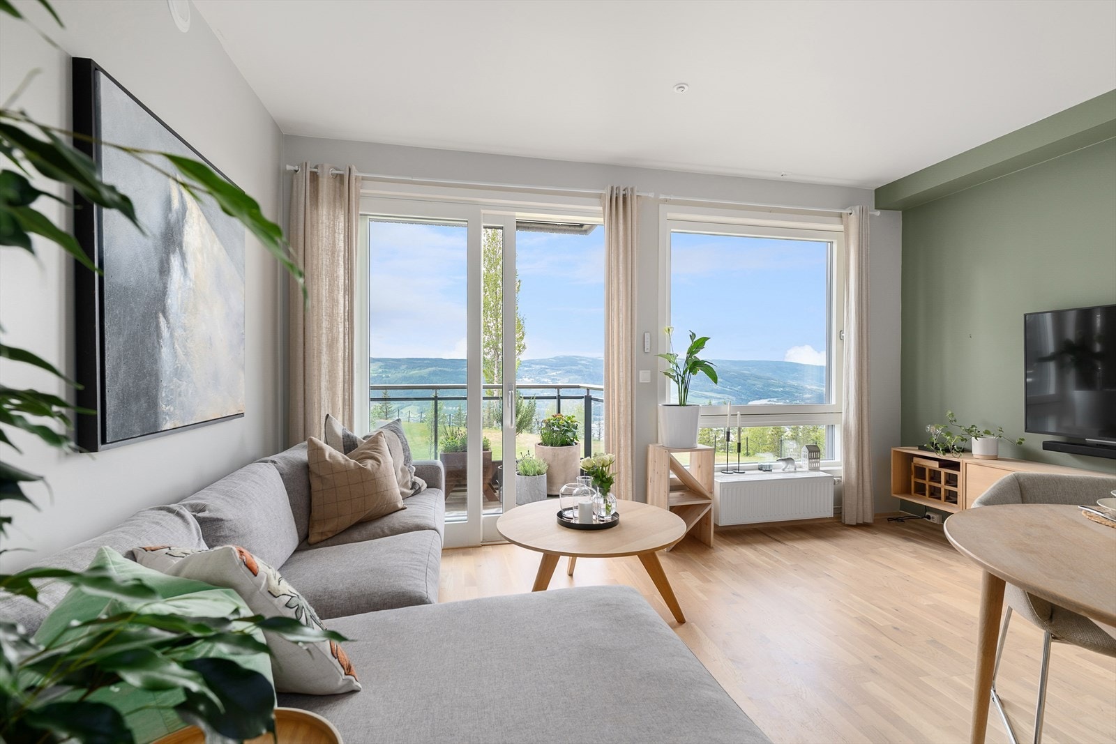Leiligheten varmes opp med radiator tilknyttet fjernvarmeanlegget. Galleribilde