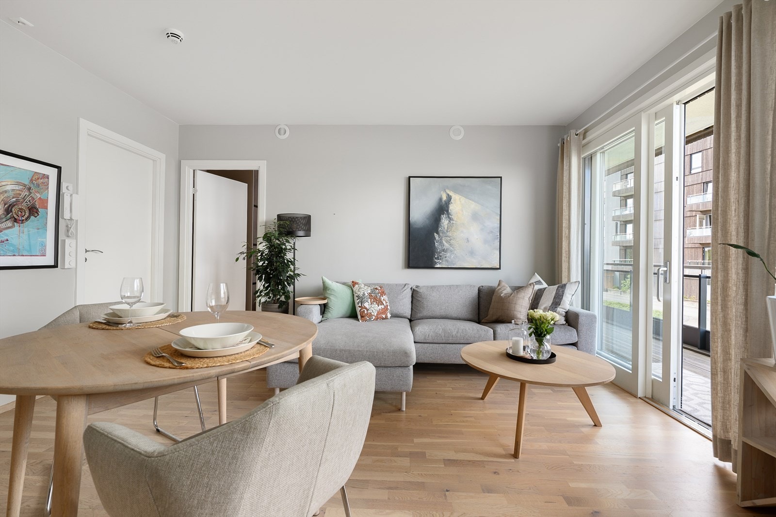 God plass til både salong og spisebord. Galleribilde