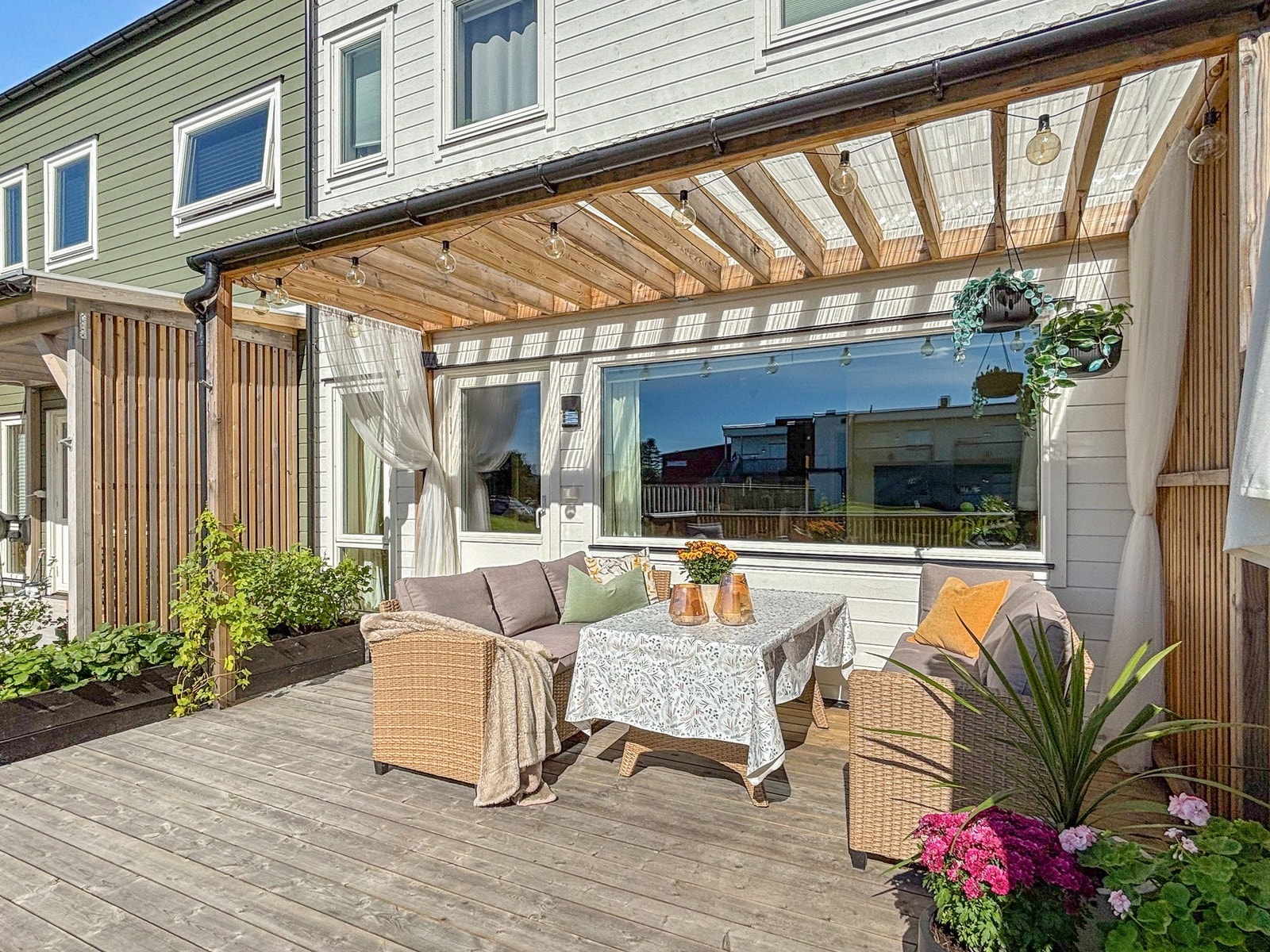 Fra stua har man direkte utgang til sin egen terrasse på ca. 24 kvm. Galleribilde