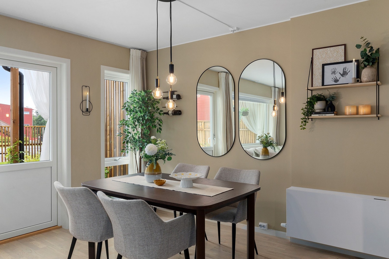 Spisestuen finner sin naturlige plassering i overgangen mellom stue og kjøkken. Galleribilde