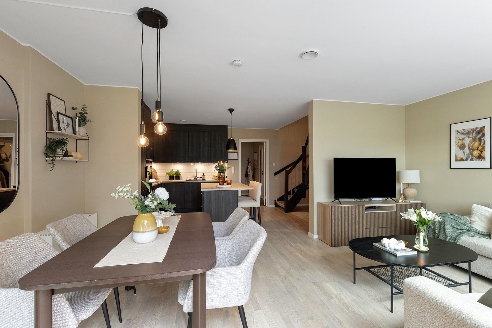 Rommet er holdt i en åpen sosial løsning. Rommets lyse fargepalett i kombinasjon med generøse vindusflater gir rommet en lys og luftig atmosfære. Galleribilde