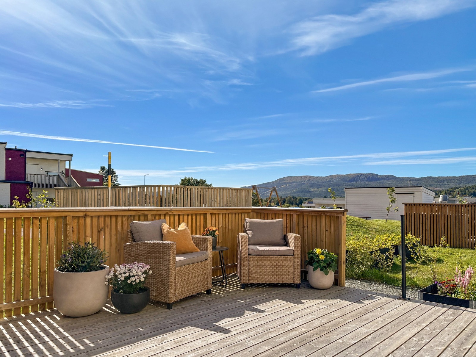 Terrassen er sørvendt og nyter sola hele dagen. Her ligger alt til rette for å kunne nyte godværsdagene til det absolutt fulle. Galleribilde