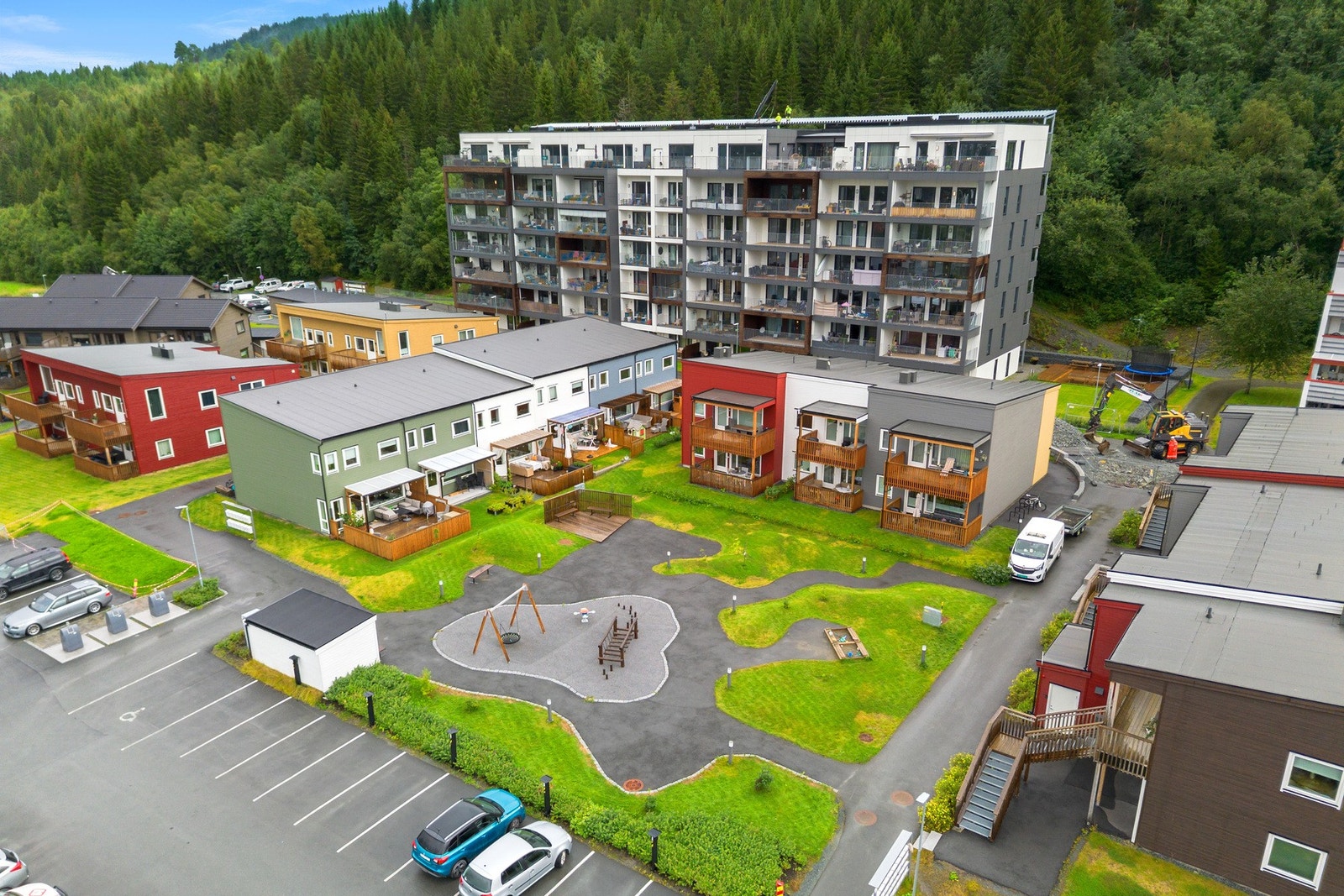 Her bosetter du deg i et område som best beskrives som ypperlig for familieliv. Barnehager, dagligvarebutikker og ikke minst marka ligger i umiddelbar nærhet. Galleribilde