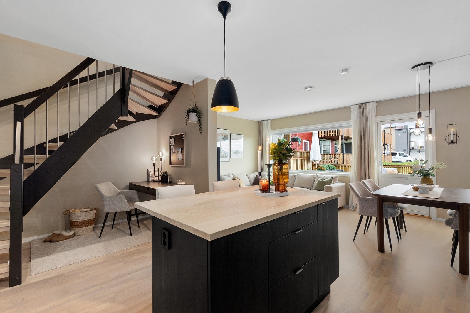 Velkommen til Hallsetvegen 17C og dette svært lekre & moderne rekkehuset. Galleribilde