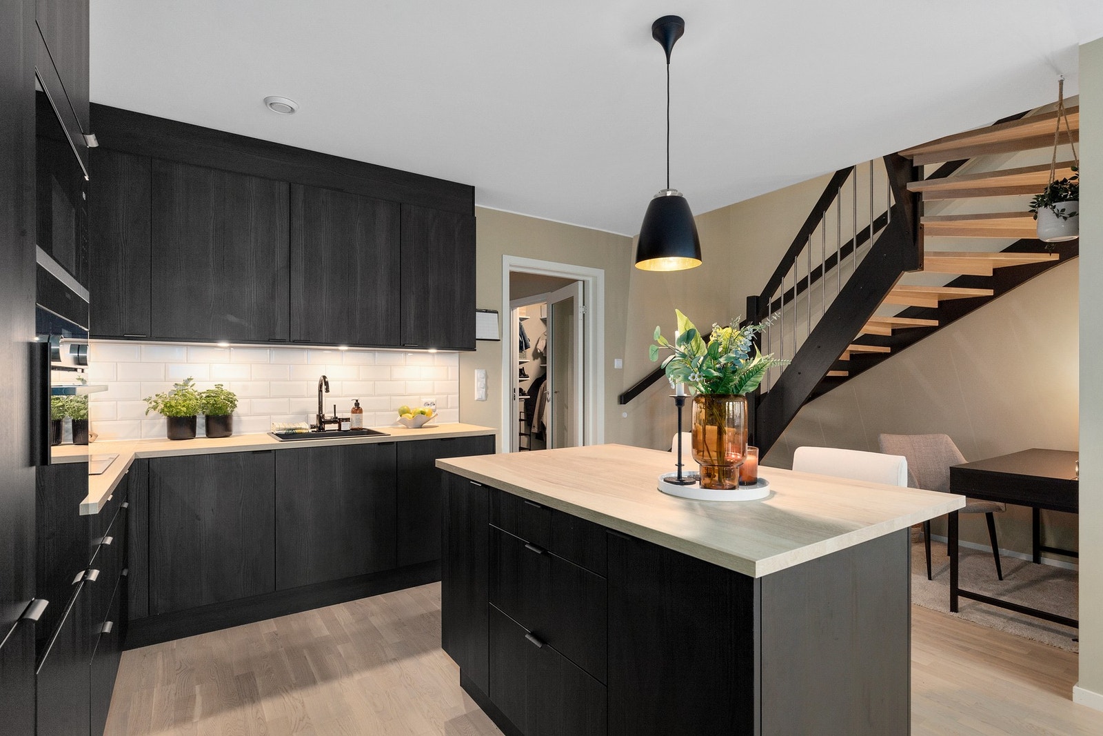 Gode arbeidsvilkår for den matglade! Store arbeidsflater, rikelig med lagringsplass og integrerte hvitevarer fra SIEMENS som naturligvis medfølger i handelen. Galleribilde