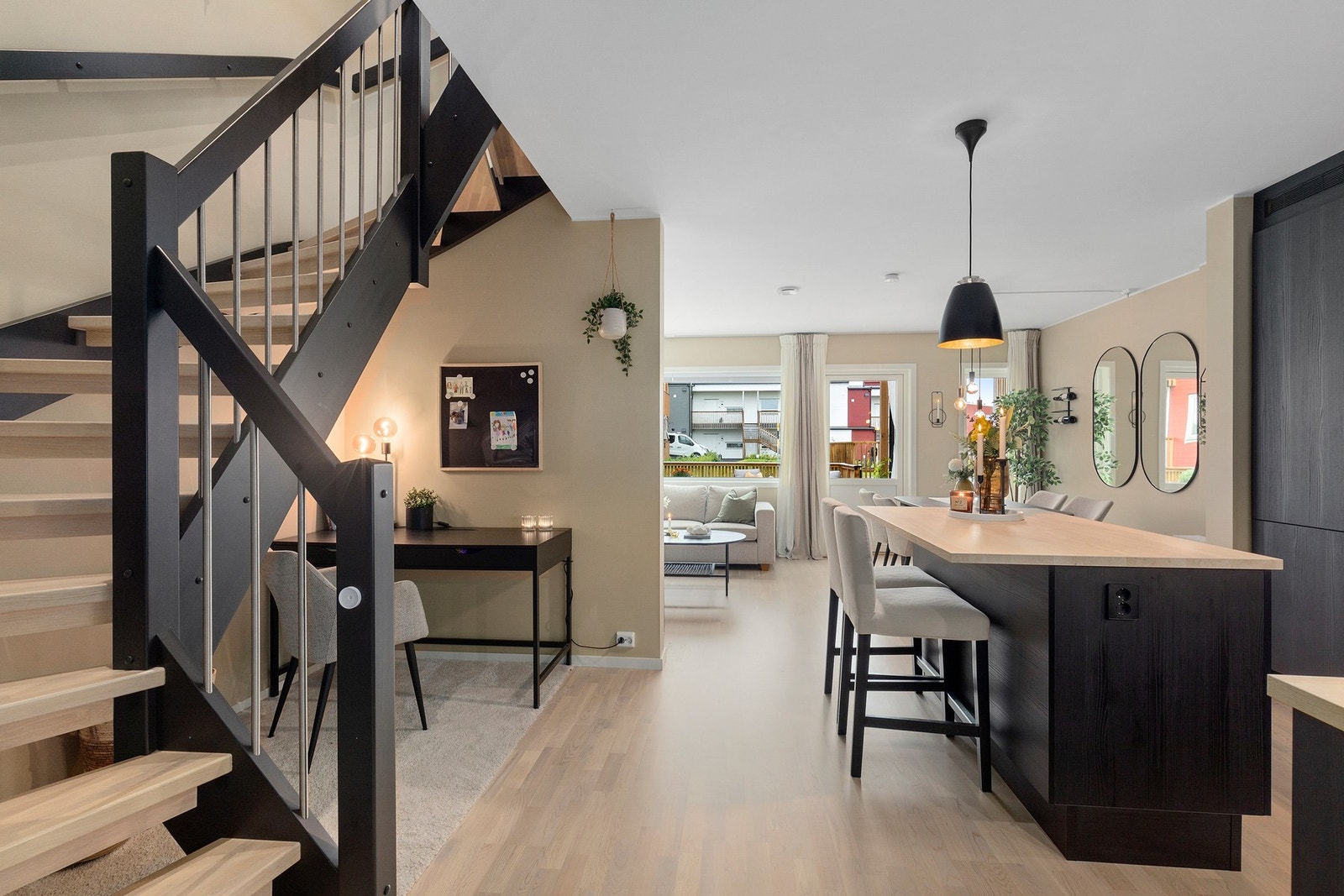 Boligen er fra 2022 og holder en gjennomgående høy standard. Her kan det blant annet skiltes med 3 soverom, 2 våtrom og en stor terrasse på hele 24 kvm. Galleribilde